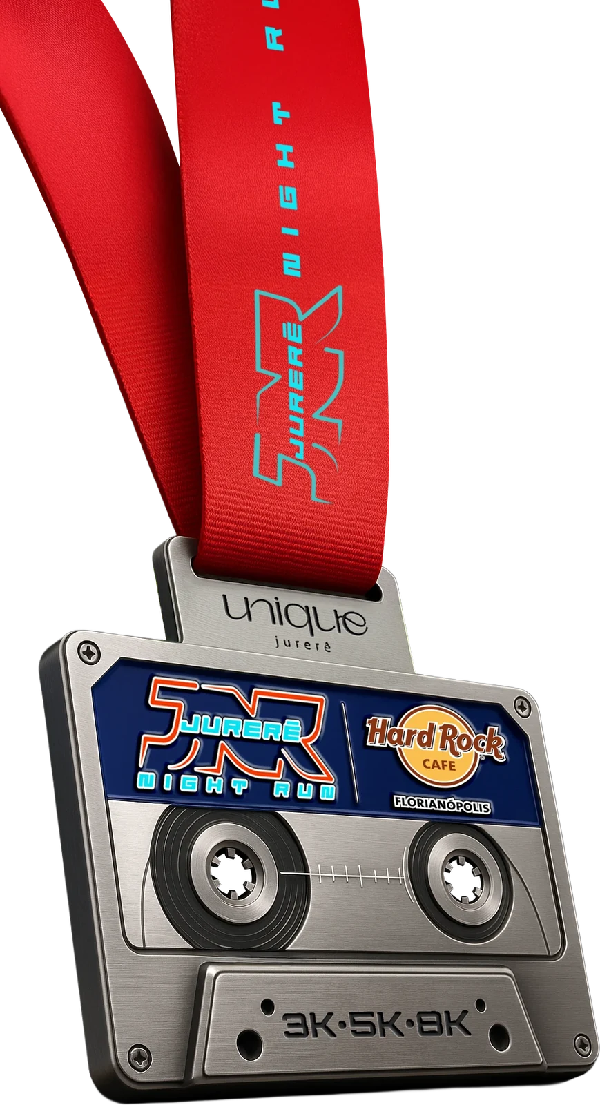 Medalha oficial da Jurerê Night Run 2026: uma fita cassete de metal com fita vermelha