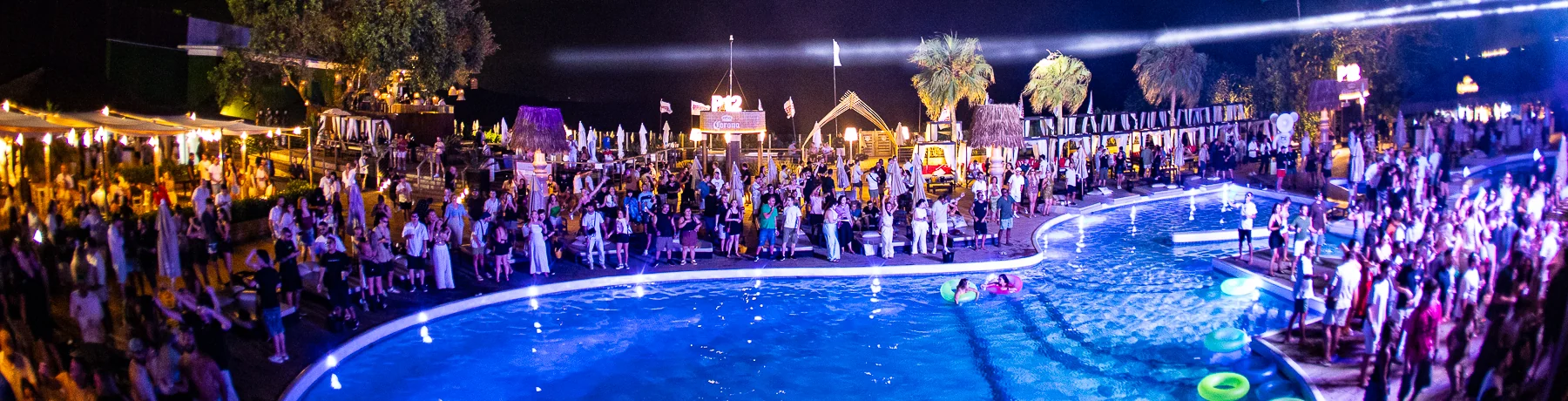 Noite de festa no P12: a multidão em volta da piscina iluminada de azul