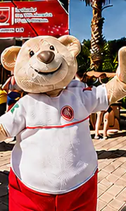 Mascote urso de pelúcia acenando