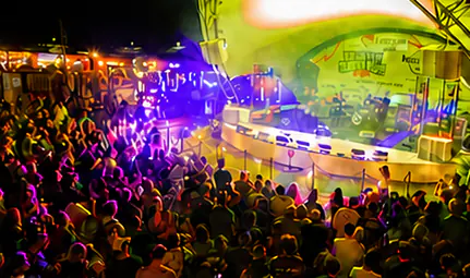 Multidão diante do palco em arco, vista do alto