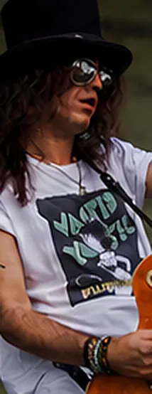 Guitarrista de cartola e óculos escuros do Gun's and Roses Cover