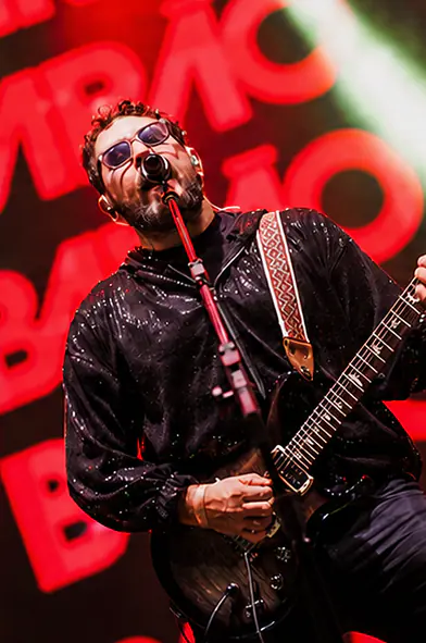 Barão Vermelho no palco da Jurerê Night Run, com o nome da banda no telão