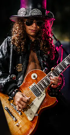Guitarrista de cartola e cabelo cacheado tocando na praia